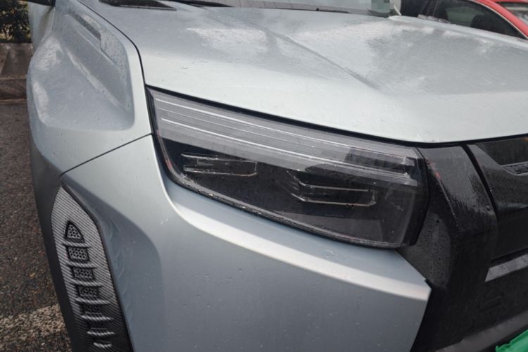 Used Formula Leopard Titanium 3 2025 501 km Range Rear-Wheel Drive Intelligent Driving Max Edition Right Front Headlight