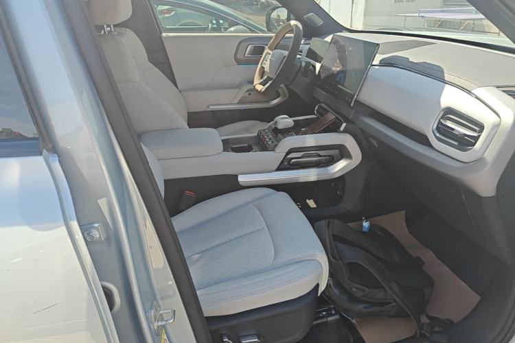 Used Formula Leopard Titanium 3 2025 501KM All-Wheel Drive Intelligent Driving Ultra Version Right Front Seat