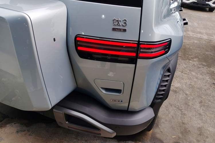 Used Formula Leopard Titanium 3 2025 501KM All-Wheel Drive Intelligent Driving Ultra Version Right Rear Taillight