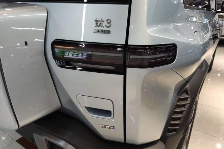 Used Formula Leopard Titanium 3 2025 501KM All-Wheel Drive Intelligent Driving Ultra Version Right Rear Taillight