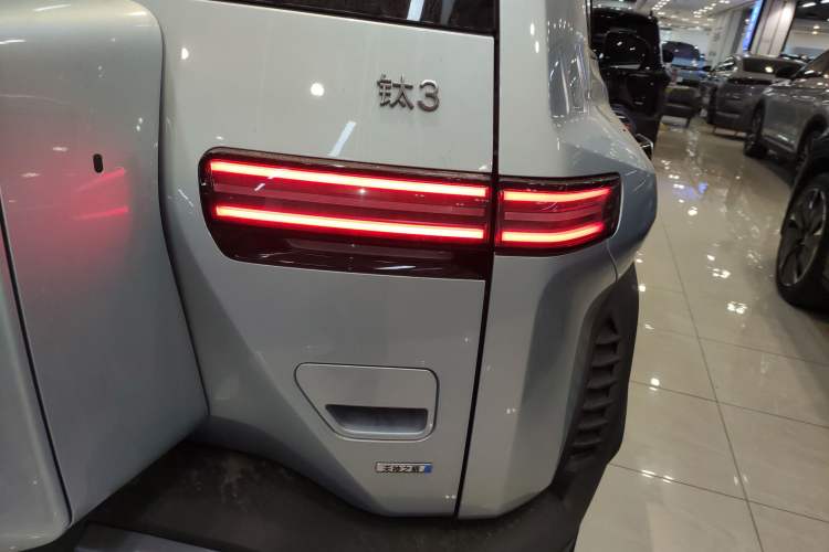 Used Formula Leopard Titanium 3 2025 501 km Range Rear-Wheel Drive Intelligent Driving Max Edition Right Rear Taillight