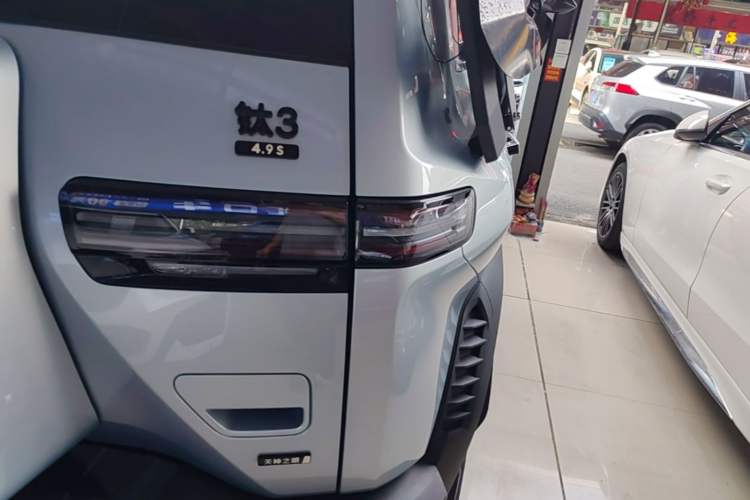 Used Formula Leopard Titanium 3 2025 501 km All-Wheel Drive Intelligent Driving Max Edition Right Rear Taillight