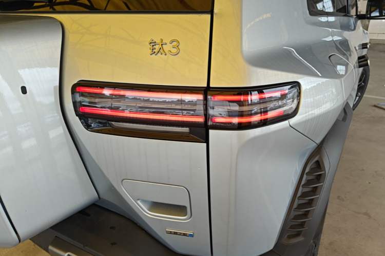Used Formula Leopard Titanium 3 2025 Model 501KM Rear-Drive Ultra Version Right Rear Taillight