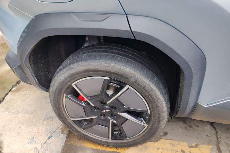 Used Formula Leopard Titanium 3 2025 501KM All-Wheel Drive Intelligent Driving Ultra Version Right Rear Wheel Hub