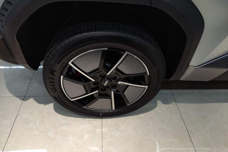Used Formula Leopard Titanium 3 2025 501KM All-Wheel Drive Intelligent Driving Ultra Version Right Rear Wheel Hub