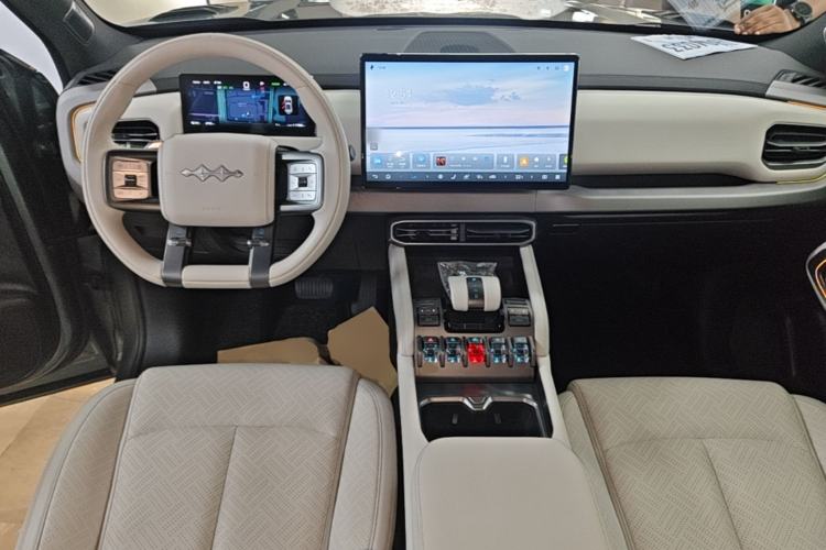 Used Formula Leopard Titanium 3 2025 501KM All-Wheel Drive Intelligent Driving Ultra Version Center Console