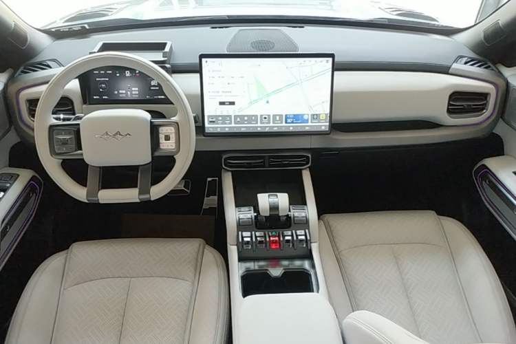 Used Formula Leopard Titanium 3 2025 501 km Range Rear-Wheel Drive Intelligent Driving Max Edition Center Console