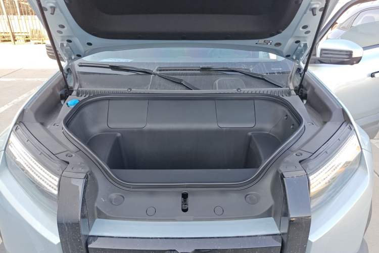 Used Formula Leopard Titanium 3  Engine Bay