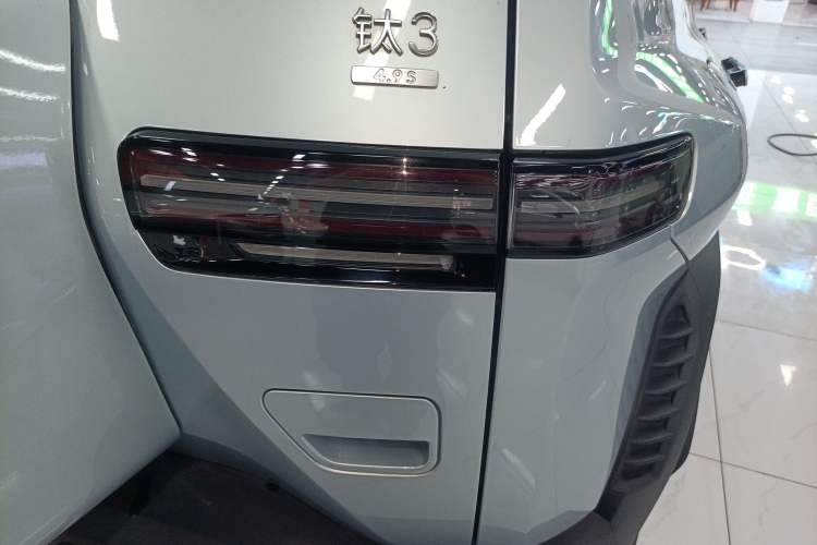 Used Formula Leopard Titanium 3 2025 501KM All-Wheel Drive Intelligent Driving Ultra Version Exterior 3