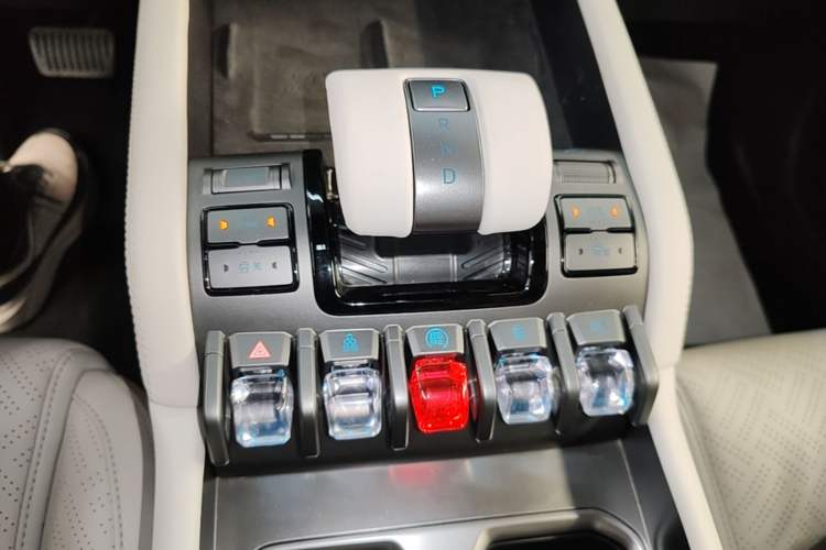 Used Formula Leopard Titanium 3 2025 501 km All-Wheel Drive Intelligent Driving Max Edition Gear Lever