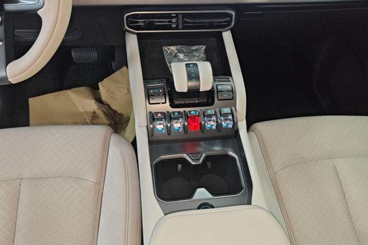 Used Formula Leopard Titanium 3 2025 501KM All-Wheel Drive Intelligent Driving Ultra Version Gear Lever