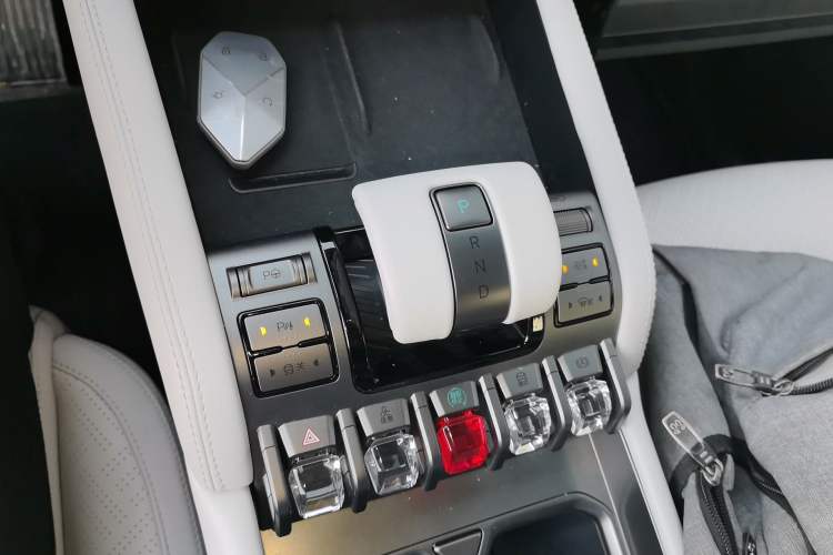 Used Formula Leopard Titanium 3 2025 501KM All-Wheel Drive Intelligent Driving Ultra Version Gear Lever