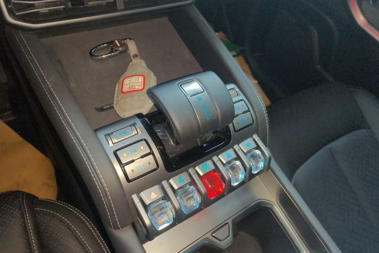 Used Formula Leopard Titanium 3 2025 501KM All-Wheel Drive Intelligent Driving Ultra Version Gear Lever