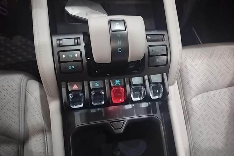 Used Formula Leopard Titanium 3 2025 501KM All-Wheel Drive Intelligent Driving Ultra Version Gear Lever