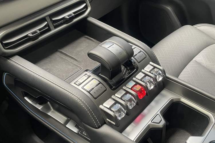 Used Formula Leopard Titanium 3 2025 501KM All-Wheel Drive Intelligent Driving Ultra Version Gear Lever