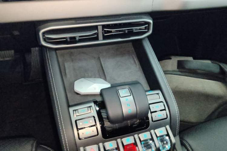 Used Formula Leopard Titanium 3 2025 501 km Four-Wheel Drive Drone Edition Gear Lever