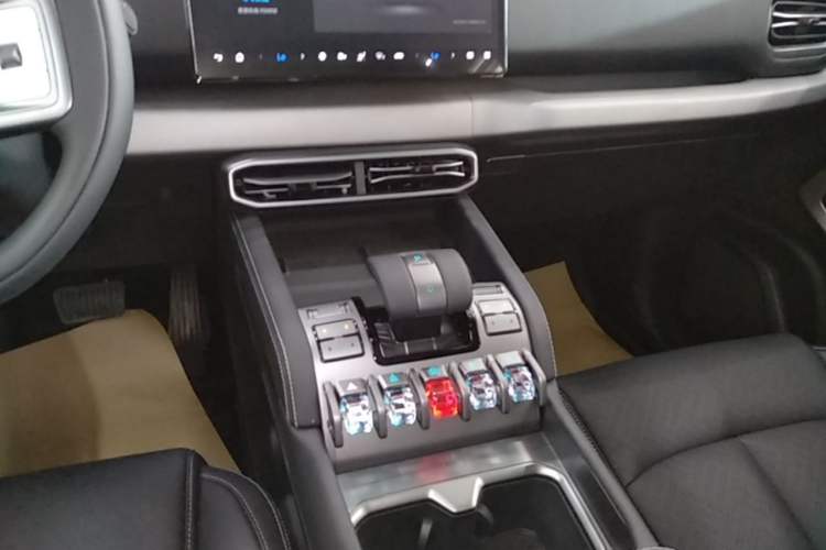 Used Formula Leopard Titanium 3 2025 501 km Range Rear-Wheel Drive Intelligent Driving Pro Version Gear Lever