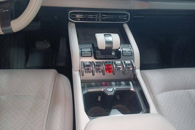 Used Formula Leopard Titanium 3 2025 501KM All-Wheel Drive Intelligent Driving Ultra Version Gear Lever