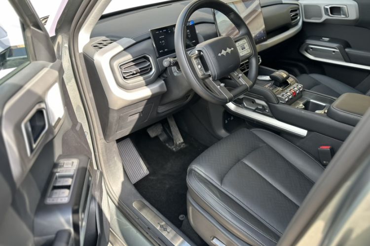 Used Formula Leopard Titanium 3 2025 501KM All-Wheel Drive Intelligent Driving Ultra Version Interior 1