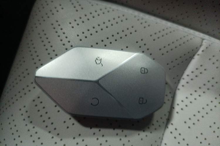 Used Formula Leopard Titanium 3 2025 501KM All-Wheel Drive Intelligent Driving Ultra Version Interior 1