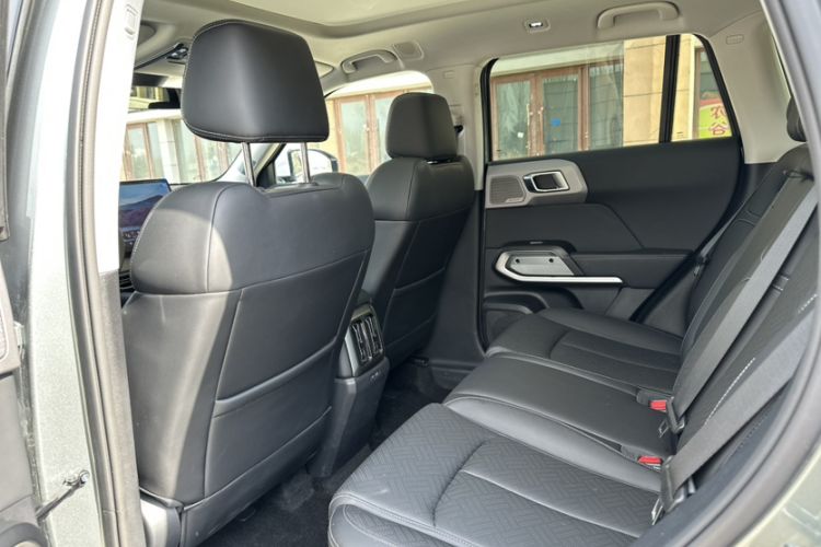 Used Formula Leopard Titanium 3 2025 501KM All-Wheel Drive Intelligent Driving Ultra Version Interior 2