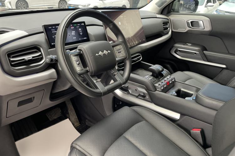 Used Formula Leopard Titanium 3 2025 501KM All-Wheel Drive Intelligent Driving Ultra Version Interior 2