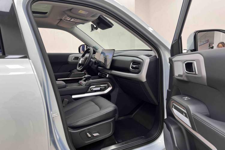 Used Formula Leopard Titanium 3 2025 501KM All-Wheel Drive Intelligent Driving Ultra Version Interior 2