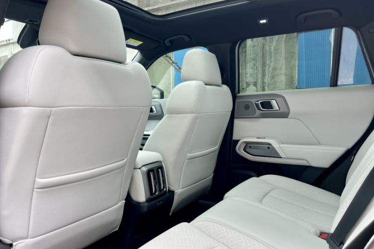 Used Formula Leopard Titanium 3 2025 501 km Range Rear-Wheel Drive Intelligent Driving Max Edition Interior 2