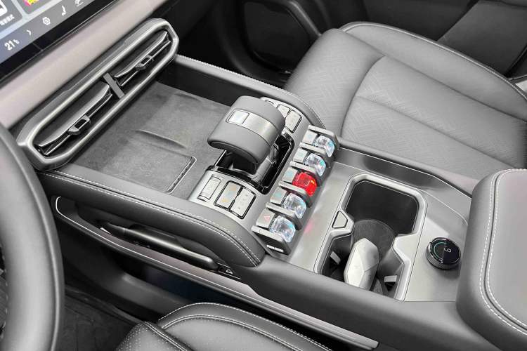 Used Formula Leopard Titanium 3 2025 501KM All-Wheel Drive Intelligent Driving Ultra Version Interior 3
