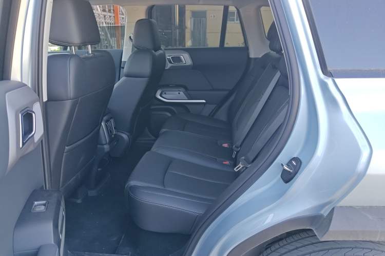 Used Formula Leopard Titanium 3  Interior 4