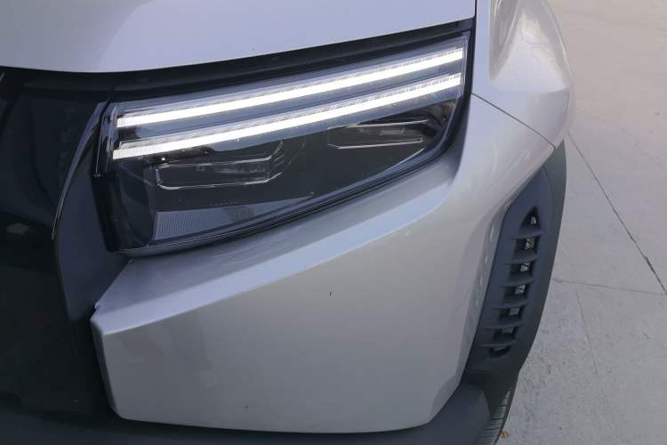 Used Formula Leopard Titanium 3 2025 501KM All-Wheel Drive Intelligent Driving Ultra Version Left Front Headlight
