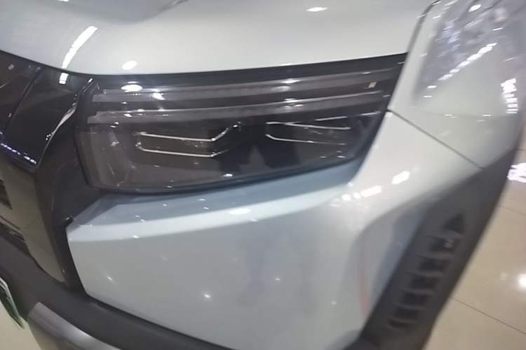 Used Formula Leopard Titanium 3 2025 501KM All-Wheel Drive Intelligent Driving Ultra Version Left Front Headlight