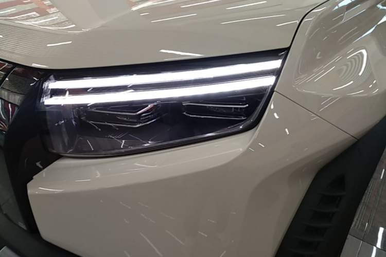 Used Formula Leopard Titanium 3 2025 501 km Range Rear-Wheel Drive Intelligent Driving Pro Version Left Front Headlight
