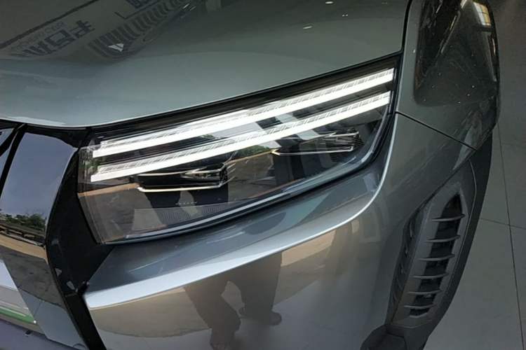 Used Formula Leopard Titanium 3 2025 501 km Range Rear-Wheel Drive Intelligent Driving Max Edition Left Front Headlight