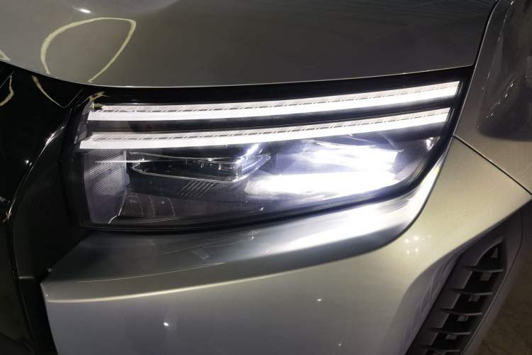 Used Formula Leopard Titanium 3 2025 501 km Range Rear-Wheel Drive Intelligent Driving Max Edition Left Front Headlight