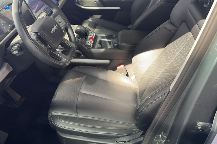 Used Formula Leopard Titanium 3 2025 501KM All-Wheel Drive Intelligent Driving Ultra Version Left Front Seat