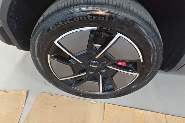 Used Formula Leopard Titanium 3 2025 501KM All-Wheel Drive Intelligent Driving Ultra Version Left Front Wheel Hub