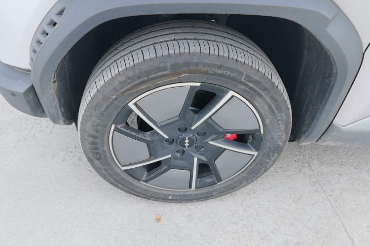Used Formula Leopard Titanium 3 2025 501KM All-Wheel Drive Intelligent Driving Ultra Version Left Front Wheel Hub