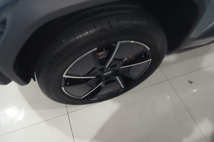 Used Formula Leopard Titanium 3 2025 501KM All-Wheel Drive Intelligent Driving Ultra Version Left Front Wheel Hub