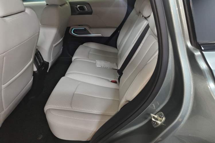 Used Formula Leopard Titanium 3 2025 501KM All-Wheel Drive Intelligent Driving Ultra Version Left Rear Seat