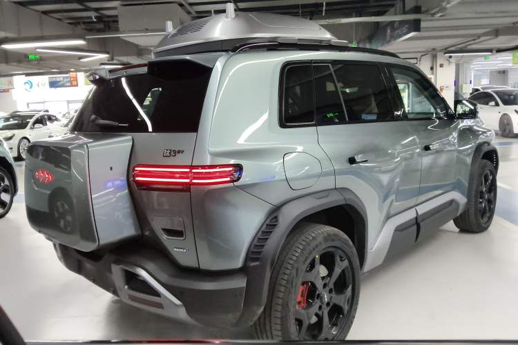 Used Formula Leopard Titanium 3 2025 501 km Four-Wheel Drive Drone Edition Rear Right 45 Deg