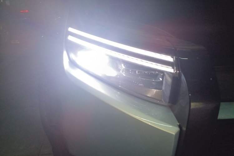Used Formula Leopard Titanium 3 2025 501 km Range Rear-Wheel Drive Intelligent Driving Max Edition Right Front Headlight