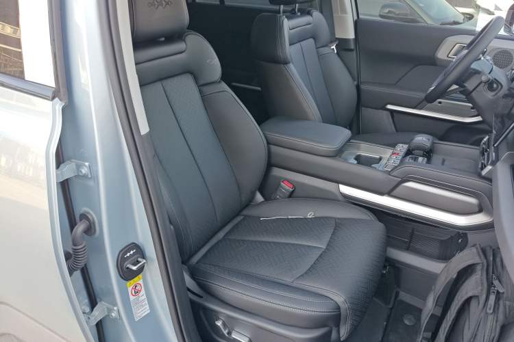 Used Formula Leopard Titanium 3  Right Front Seat