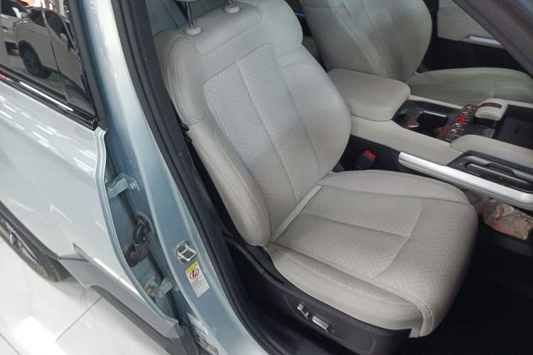 Used Formula Leopard Titanium 3 2025 501KM All-Wheel Drive Intelligent Driving Ultra Version Right Front Seat