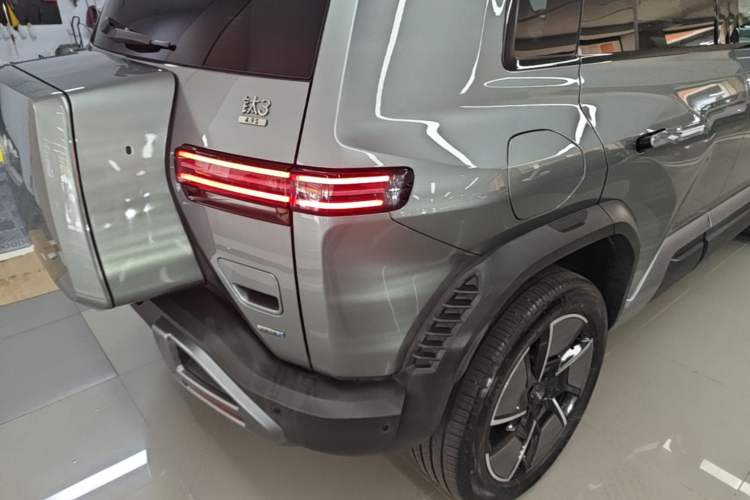 Used Formula Leopard Titanium 3 2025 501KM All-Wheel Drive Intelligent Driving Ultra Version Right Rear Taillight