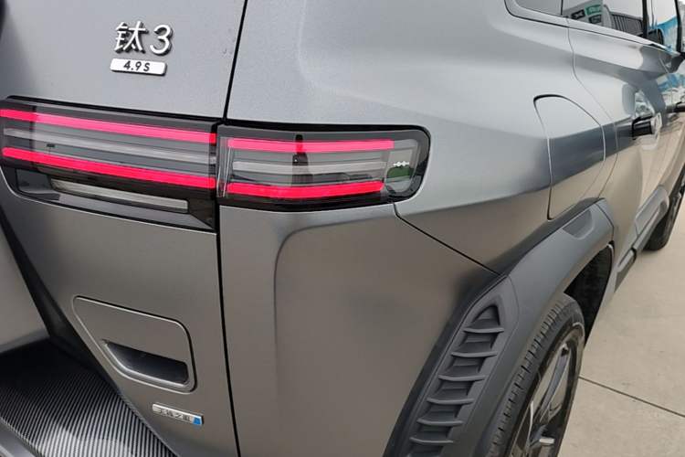 Used Formula Leopard Titanium 3 2025 501 km All-Wheel Drive Intelligent Driving Max Edition Right Rear Taillight
