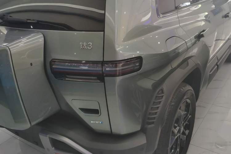 Used Formula Leopard Titanium 3 2025 501 km Range Rear-Wheel Drive Intelligent Driving Max Edition Right Rear Taillight