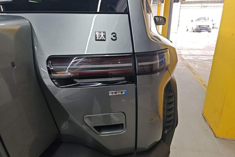 Used Formula Leopard Titanium 3 2025 501 km Four-Wheel Drive Drone Edition Right Rear Taillight