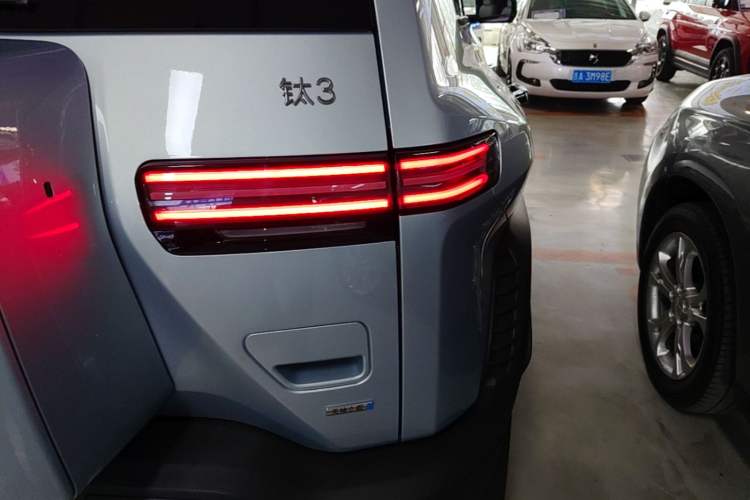 Used Formula Leopard Titanium 3 2025 501 km Range Rear-Wheel Drive Intelligent Driving Max Edition Right Rear Taillight