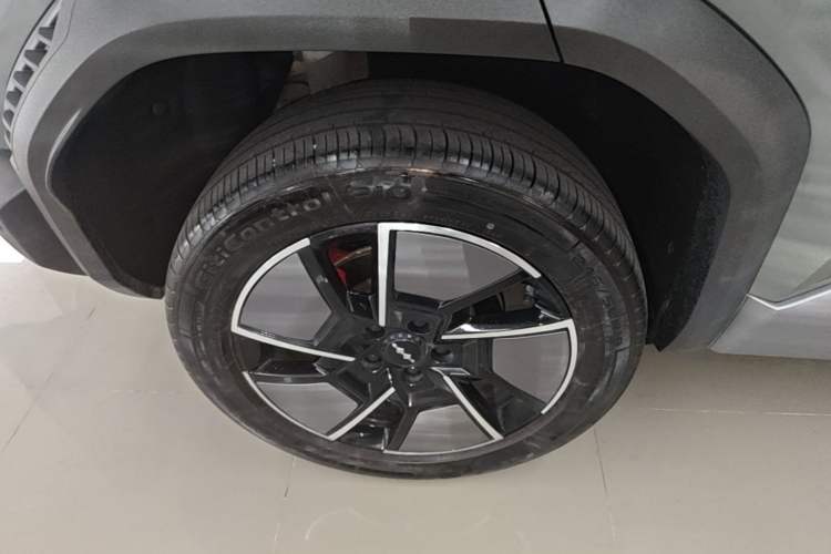 Used Formula Leopard Titanium 3 2025 501KM All-Wheel Drive Intelligent Driving Ultra Version Right Rear Wheel Hub